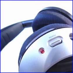 A .jpg 250 x 250 pixels picture of headphonesin a white, empty background with a blue outline around the image